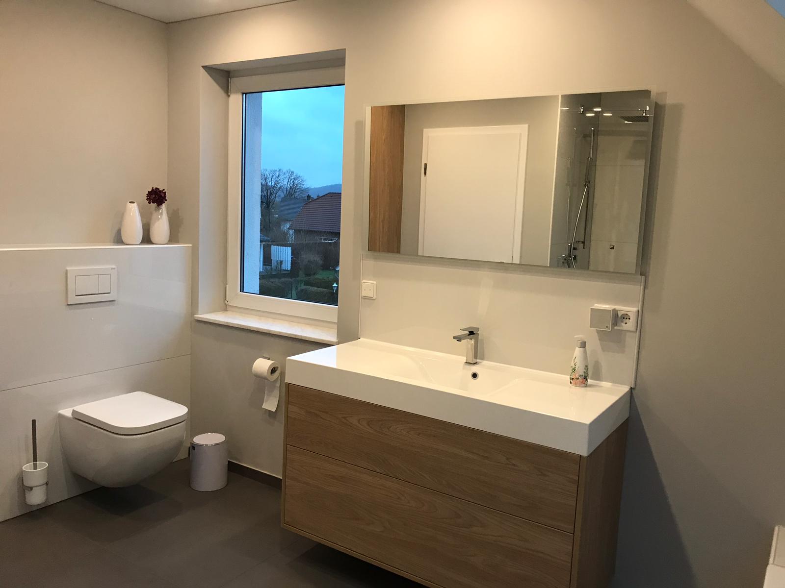 Modernes Bad mit Dachschräge - Artur Herrmann GmbH - Baudienstleistungen